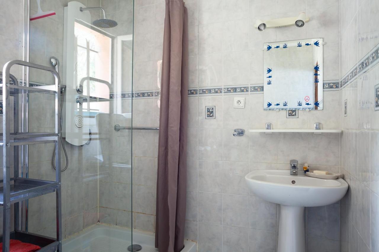 Appartement Avec Piscine Et Cuisine Roquefort-la-Bedoule Exterior photo